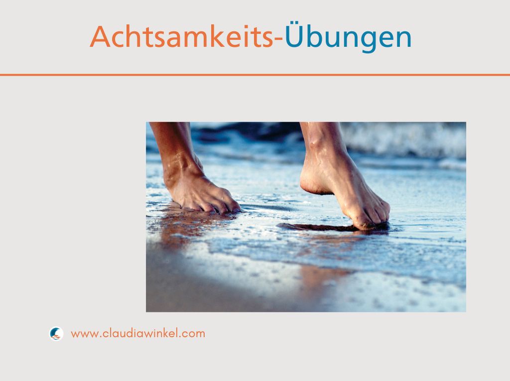 Nasse Füße, die am Übergang Sand-Strand und Meer zu sehen sind. Achtsamkeit, Übungen und der Link zu der Webseite claudiawinkel.com